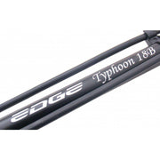 Edge Tyfoon 18 Bar hogedrukpomp met manometer, stevige metalen behuizing en drukmeter zichtbaar, geschikt voor hoge druk toepassingen.