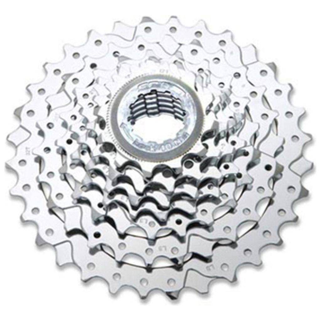Zilveren Sram PG730 7-speed cassette met 12-32T tandwielen, geschikt voor mountainbike en racefiets.
