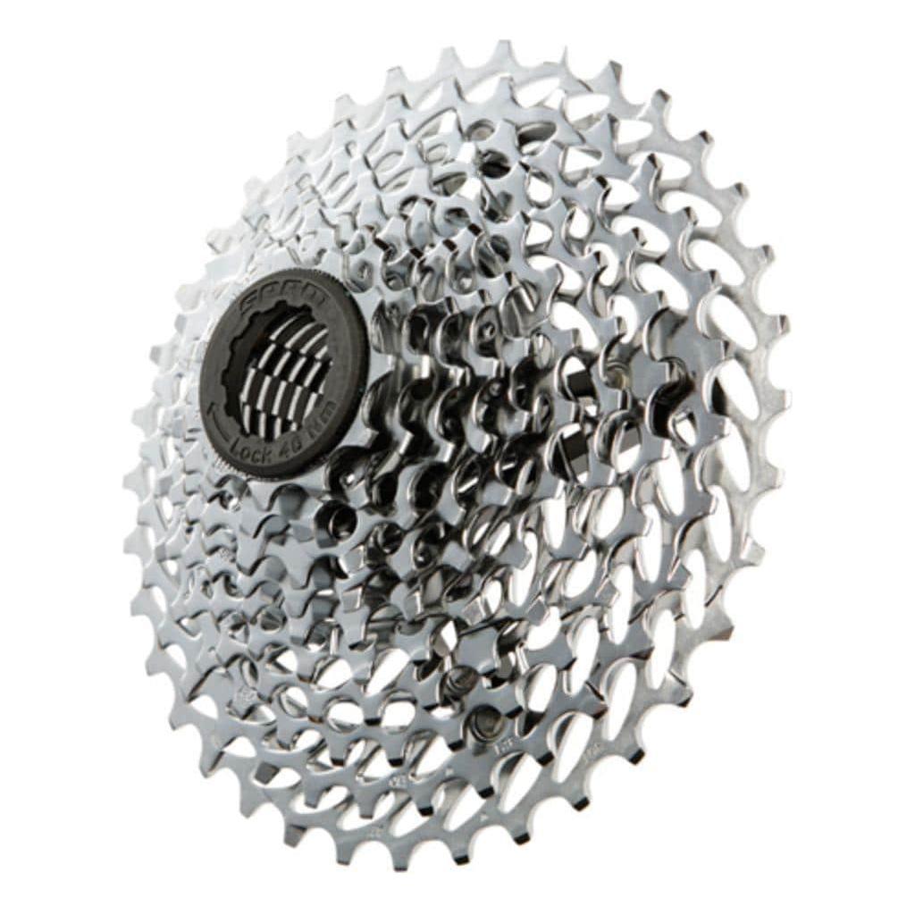 Zilveren Sram PG1030 10-speed cassette met meerdere tandwielen, geschikt voor racefietsen en mountainbikes.
