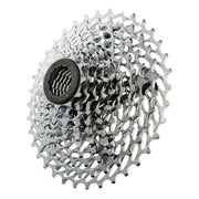 Zilveren Sram PG1030 10-speed cassette met meerdere tandwielen, geschikt voor racefietsen en mountainbikes.