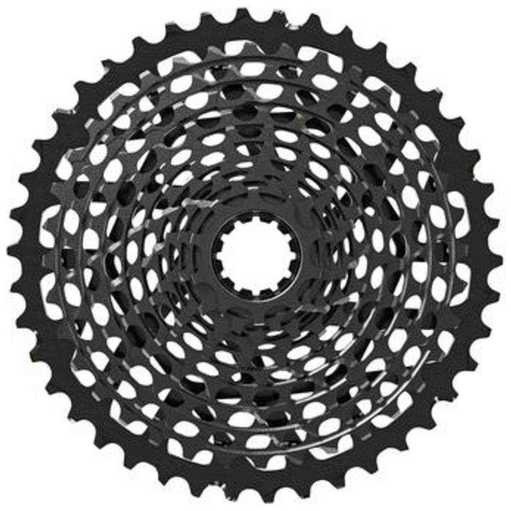 Zwarte SRAM XG-1195 11-speed cassette met 10-42T tandwielen voor mountainbikes, zichtbaar met de cassette op een fiets.