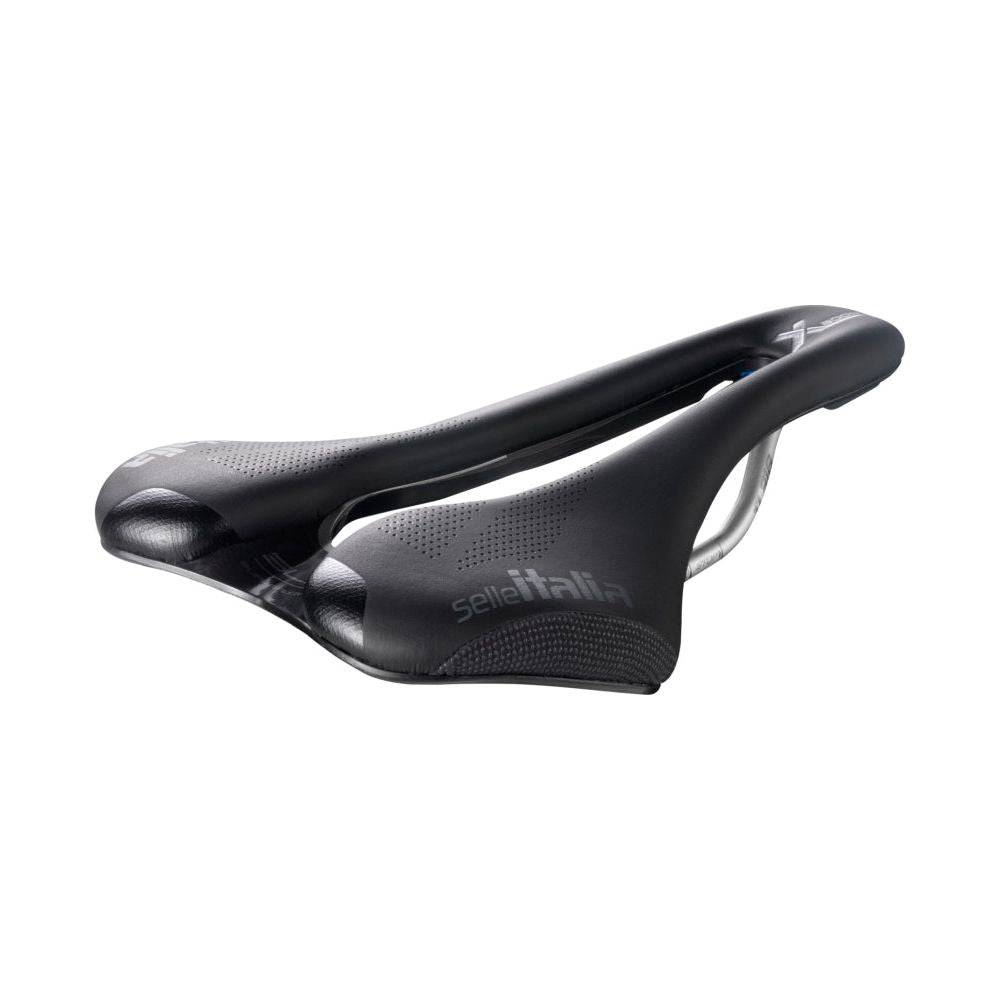 Zwart Selle Italia SLR Boost X-Cross Superflow MTB-zadel met titanium rails, geschikt voor racefietsen en mountainbikes.