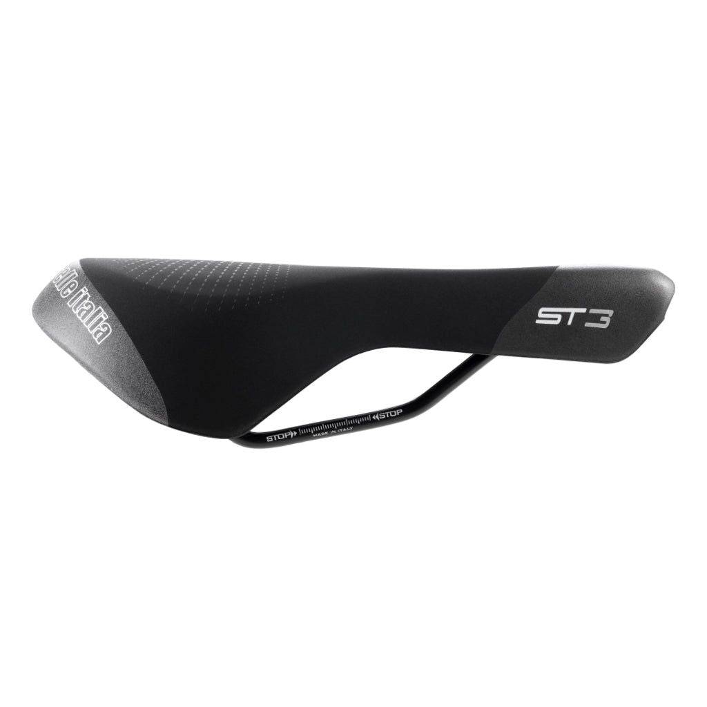 Zwart Selle Italia St3 Superflow S3 racefiets- en MTB-zadel, ontworpen voor comfort en prestaties tijdens het fietsen.