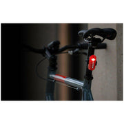 Sigma Curve achterlicht voor fiets, duidelijk zichtbaar met heldere rode lens en bevestigingsbeugel.