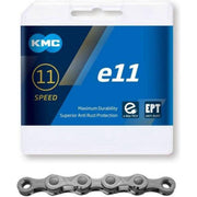 Zilverkleurige KMC E11 EPT 11-speed ketting met 136 schakels voor fiets, zichtbaar in de afbeelding
