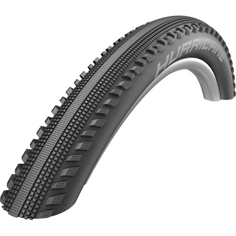 Schwalbe MTB band Hurricane Perf 29x2.25 ligt op een fiets, met profiel en bandenmarkeringen zichtbaar.