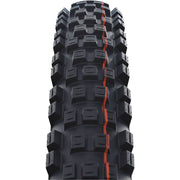 Schwalbe Eddy Current Evo MTB band 29x2.60, breed profiel en stevige zijwanden voor mountainbiken, geplaatst op een fiets.