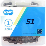 Bruine KMC S1 Wide ketting voor single speed fiets, 112 schakels, 1/2" x 1/8" breed, zichtbaar in de afbeelding.