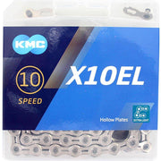Zilveren KMC X10EL 10-speed ketting voor fiets, zichtbaar met kleine schakels en merklogo op de ketting