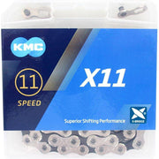 Zwarte KMC X11 ketting voor 11-speed fietsen met 118 schakels, nikkelafwerking, ligt op een witte achtergrond