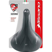 Zwart Selle Bassano Volare 3Zone Elm stadsfietszadel met comfortzones, geschikt voor stadsfietsen en e-bikes.