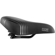 Zwart Selle Royal Roomy Moderate urban fiets zadel met slow fit foam, geschikt voor stadsfietsen en e-bikes.